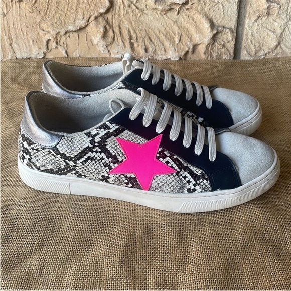 STEVEN BY STEVE MADDEN RUBIE SNAKE PINK STAR DISTRESSED SNEAKER
Size 10 - Picture 4 of 15